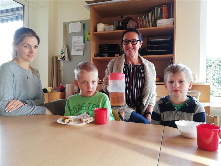 Geestland: Keine Gebühren für "Überstunden" in der Kita Gemeinsames Frühstück: Stellvertretende Kita-Leiterin Inga Loomis (links) und Mitarbeiterin Birgit Claußen kümmern sich auch um Alexander und Jonas (rechts). Jonas gehört zu den 27 Jungen und Mädchen in der Kita am Kapellenweg, die länger als acht Stunden betreut werden.