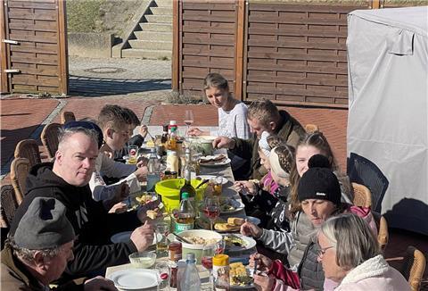 Gemeinsames Grillen auf der Insel Neuwerk: Die Familie Netrebjak aus der Ukraine und die Familie Griebel von Neuwerk.