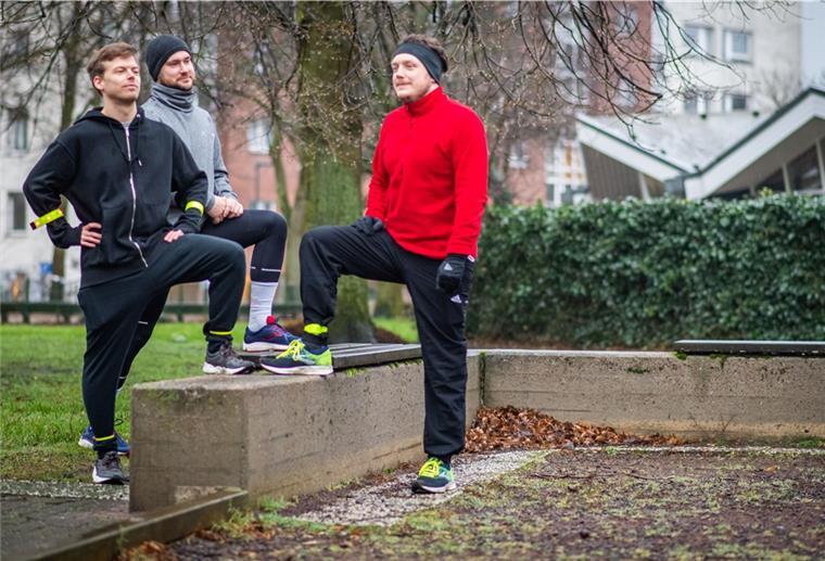 Gemeinsam gegen den inneren Schweinehund Drei Männer beim Joggen.