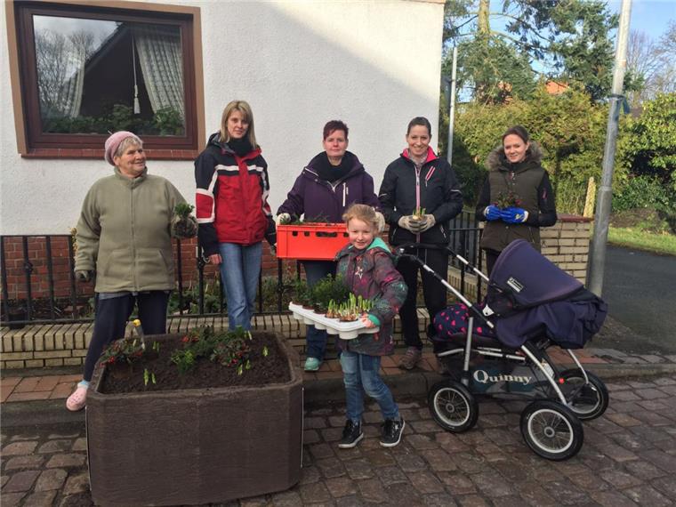 Gemeinschaftlich ans Werk (von links): Käthe Witte, Anja Witte, Marrika Sties, Yvonne Prüsch und Tracy Zinnrose bepflanzten die Blumenkübel in der Alten Bahnhofstraße. Unterstützt wurden Sie dabei von Evelin Schütte (im Vordergrund). Hannah Prüsch im Kinderwagen schaute zu.  Foto Schoener