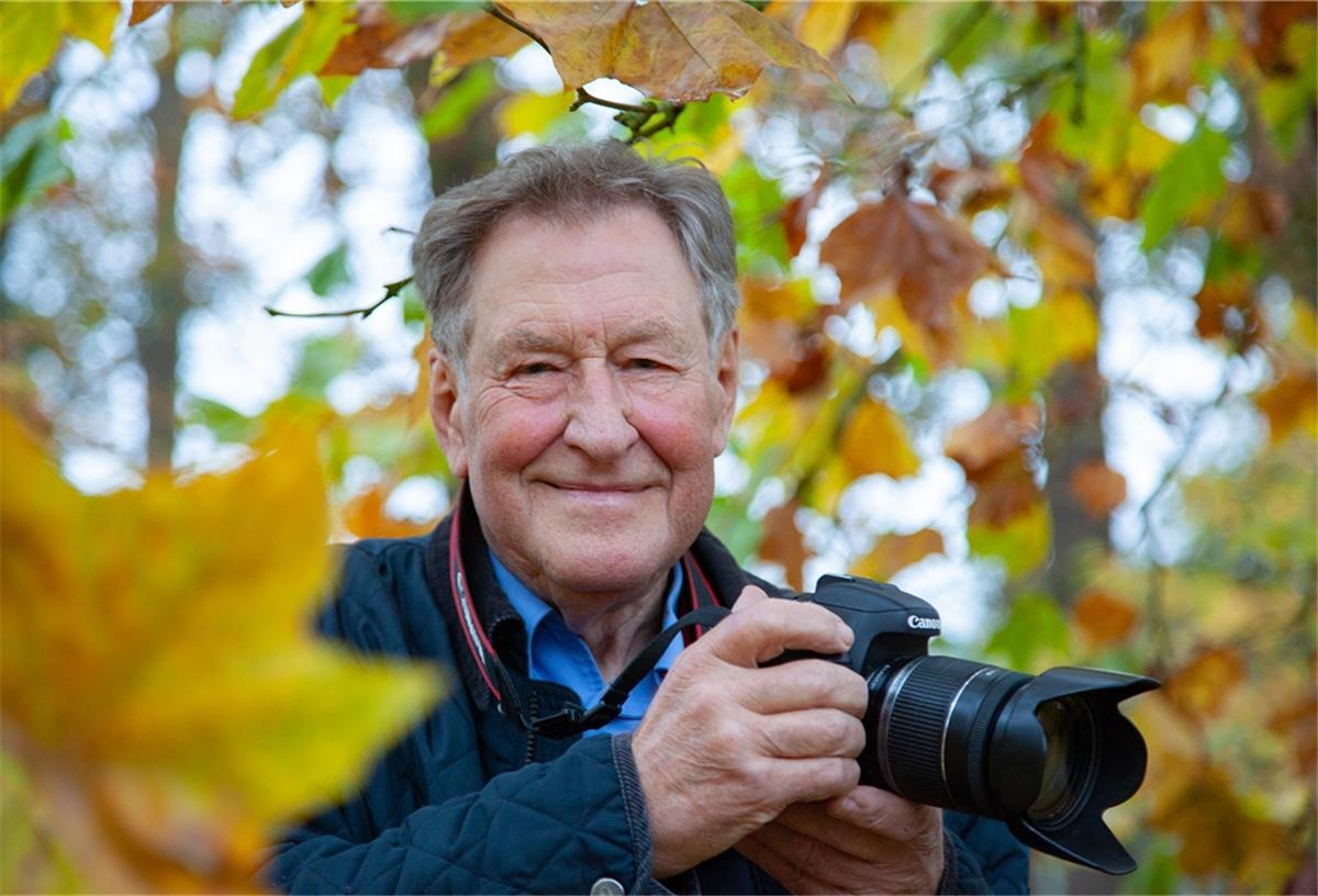 Politiker Jochen Wrede: Mit Kennedy fing alles an Jochen Wrede mit Fotokamera in der Hand.