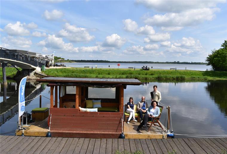 Neue Attraktion! In Bad Bederkesa gehts jetzt auch mit einem Floß über den Kanal Gemütlich auf dem Kanal unterwegs: Ein Floß steht nun in Bad Bederkesa zur Verfügung.