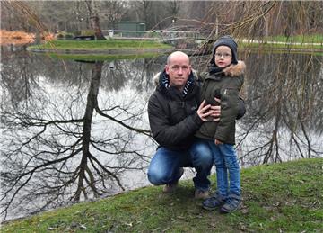 Genau an der Stelle des Klinikteiches rettet Sven Wellmann die Frau aus dem Wasser. Sein Sohn Tim ist dabei.