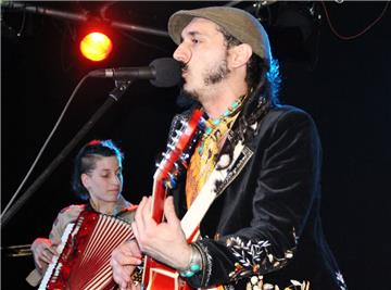 Genau die richtige Musik für die Abschlußparty der Langen Nacht: Simja Dujov aus Argentinien verwandelte den Pferdestall mit seiner Worldmusic in einen Tanztempel allererster Güte.