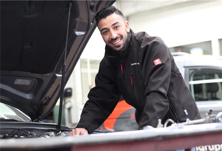 Tarmstedt: Ex-Flüchtling Bashar Turan hat den Gesellenbrief Ein junger Mann steht an einer geöffneten Motorhaube eines Autos.