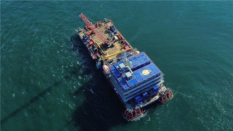 Genau unter dieser Barge liegt die gesunkene „Verity“ auf dem Grund der Nordsee. (Handout)