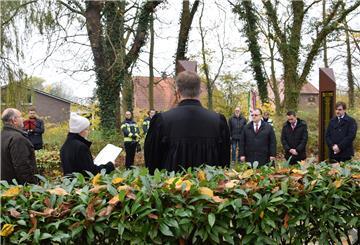 Generalkonsul Andrej Sharashkin (3. von rechts) sprach an der Gedenkstätte auf dem Blexer Friedhof II.