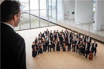 Generalmusikdirektor Marc Niemann und das Philharmonische Orchester erwarten im Deutschen Schiffahrtsmuseums die studentische Verstärkung aus Bremen.
