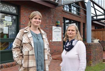 Generationenwechsel beim Burhaver Kindergarten: Astrid Unland (rechts) gibt die Leitung nach 31 Jahren an Julia Harzmann ab.