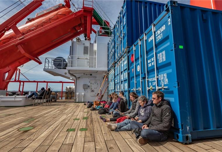 Die „Polarstern“ hängt im Eis fest Genießen während der Wartezeit die Sonne: Expeditionsleiter Prof. Markus Rex (rechts) und weitere Wissenschaftler auf der „Maria S. Merian“.