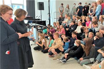 Ministerin Daniela Behrens im Dialog mit Langener Gymnasiasten