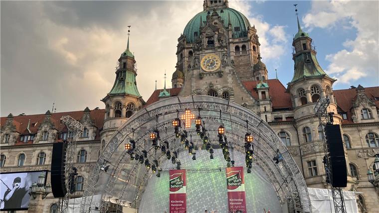 Gentleman singt beim Kirchentag für Demokratie Gentleman singt auf dem Platz der Menschenrechte vor Tausenden Besuchern.