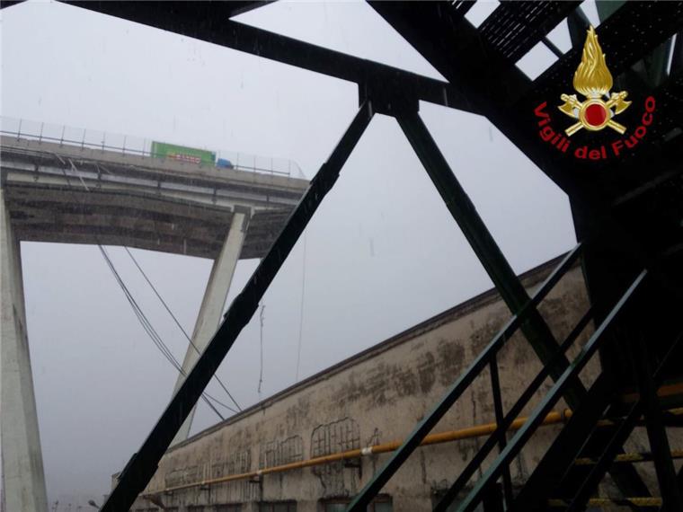 Genua unter Schock: Viele Tote nach Brückeneinsturz Genua: Ein Lastwagen steht an der Kante der Autobahnbrücke Ponte Morandi, von der ein Teilstück mehr als 40 Meter in die Tiefe gestürzt war.