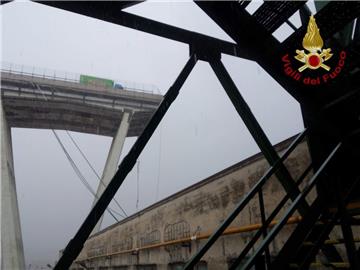 Genua: Ein Lastwagen steht an der Kante der Autobahnbrücke Ponte Morandi, von der ein Teilstück mehr als 40 Meter in die Tiefe gestürzt war.