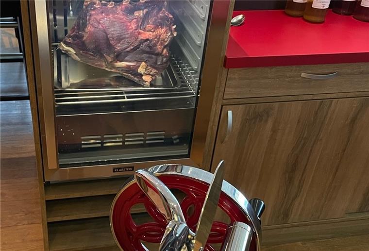 Pier 6: Speisen am Neuen Hafen Fleisch im Reifeschrank