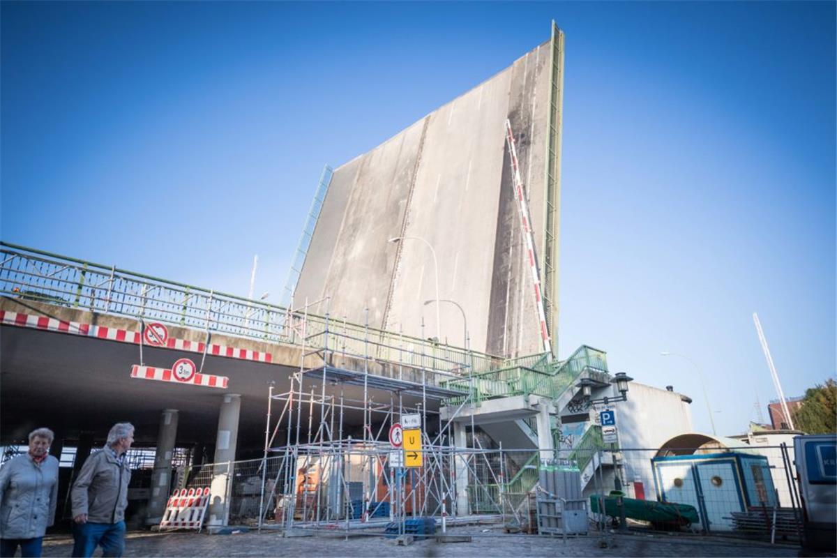 Kennedybrücke in Bremerhaven bald wieder geöffnet Geöffnete Kennedybrücke zur Fortsetzung des zweiten Bauabschnittes der Brücken- und Straßenbelagsanierung.