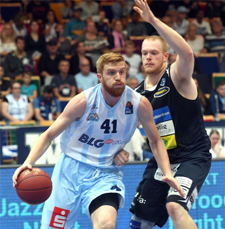 Eisbären bleibt keine Zeit zum Durchatmen Geoffrey Groselle (vorne) wollte an seiner alten Wirkungsstätte Braunschweig unbedingt gewinnen. Trotz seiner 14 Punkte konnte er jedoch nicht verhindern, dass es am Ende nicht reichte.