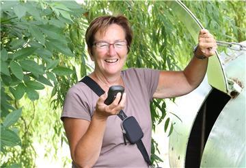 GeoGisela alias Gisela Oertel-Kolmer mit einem GPS-Gerät am Cache namens U-Boot.