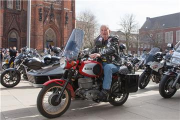 Georg Paul mit seiner MZ-TS250 Baujahr 1975 vor der Großen Kirche. Foto: Kai-Mar...