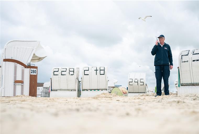 Sicherheitsdienste sorgen für Corona-Ordnung an Nordsee-Stränden Georg Ulrichs ist als Sicherheitskraft am Badestrand von Norddeich im Einsatz. An der gesamten Nordseeküste wirde kontrolliert.