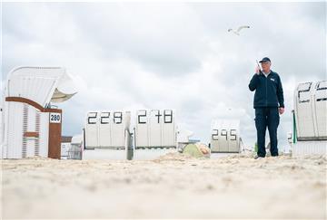 Georg Ulrichs ist als Sicherheitskraft am Badestrand von Norddeich im Einsatz. An der gesamten Nordseeküste wirde kontrolliert. 
