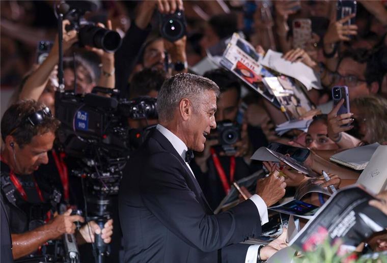 George Clooney gab schon vergangenes Jahr Autogramme in Venedig - nun kommt er zurück (Archivbild). 
