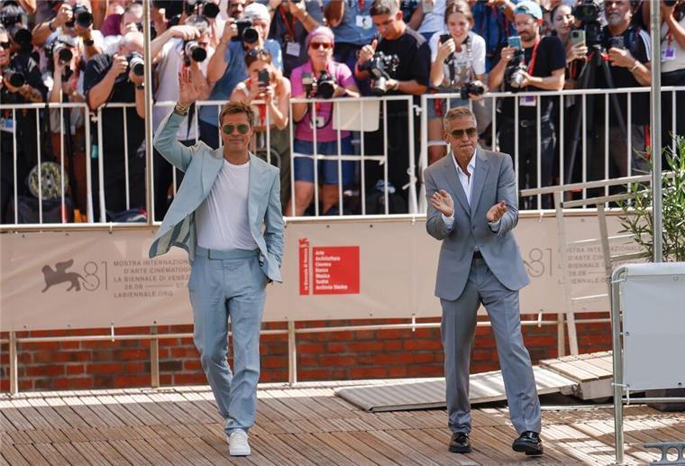 Schaulaufen der 90er-Jahre-Stars beim Filmfest Venedig George Clooney und Brad Pitt werden in Venedig von begeisterten Fans empfangen.