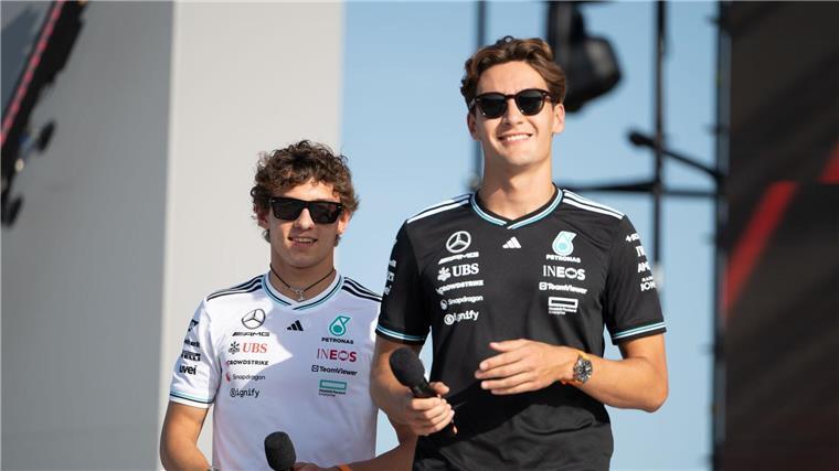 Wochen der Entscheidung: Fährt Verstappen bald Silberpfeil? George Russell (r) und Kimi Antonelli haben von Mercedes noch keine offizielle Zusage für 2026.