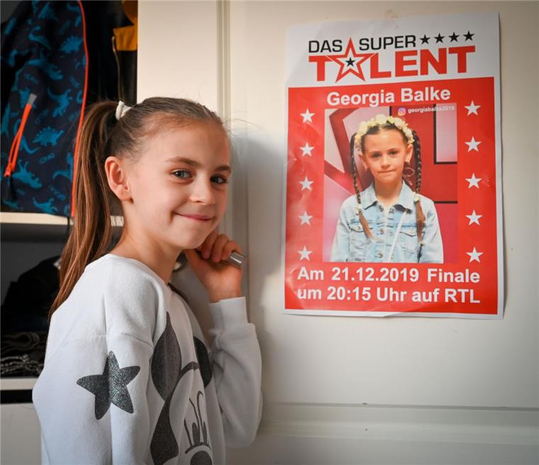 Georgia Balke vor dem Finale vom Supertalent - sogar eigene Fanplakate hat sie. 