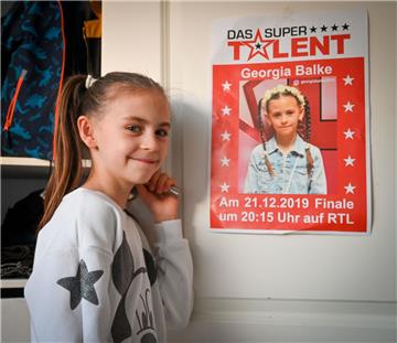 Georgia Balke vor dem Finale vom Supertalent - sogar eigene Fanplakate hat sie. 