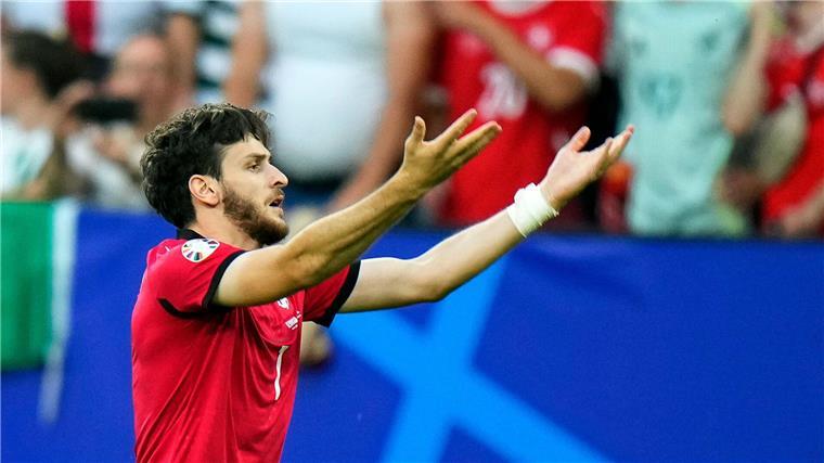Kwaratschelias glücklichster Tag: Georgien feiert EM-Party Georgiens Chwischa Kwaratschelia bejubelt das überraschende 1:0 gegen Portugal.