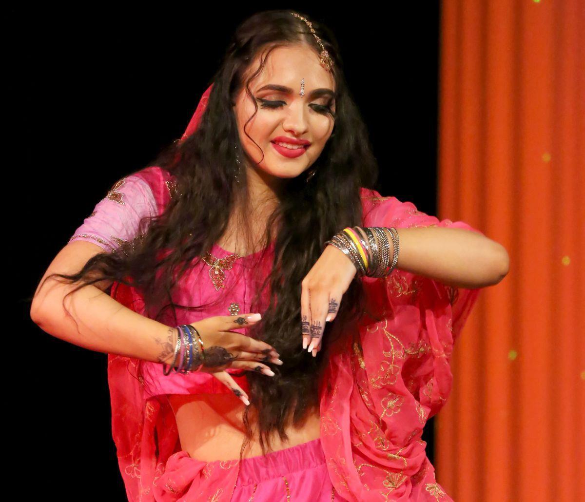 Bollywood gibt es nicht nur im Fernsehen Georgina Gagelmann punktet mit ihren Tanzkünsten und ihrer Ausstrahlung bei der Jury während des Oriental Festival of Europe (OFE) in Duisburg.