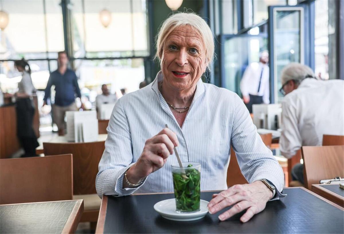 Wie Georgine den Georg von sich abschüttelte Georgine Kellermann hat ein Buch verfasst: „Georgine - Der lange Weg zu mir selbst“.