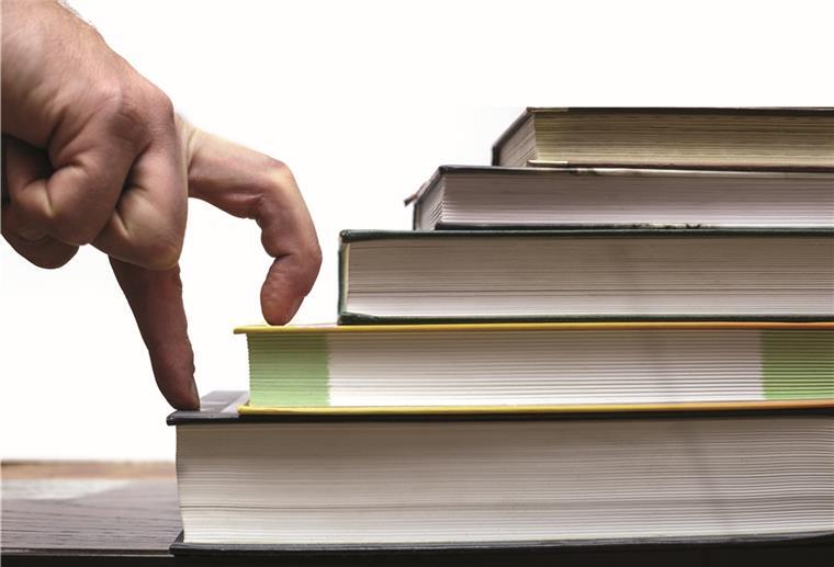 IHK informiert online über Praxisstudium Geprüfter Handelsfachwirt: So können sich die Absolventen eines berufsbegleitenden Praxisstudiengangs nennen, den die IHK Stade anbietet.