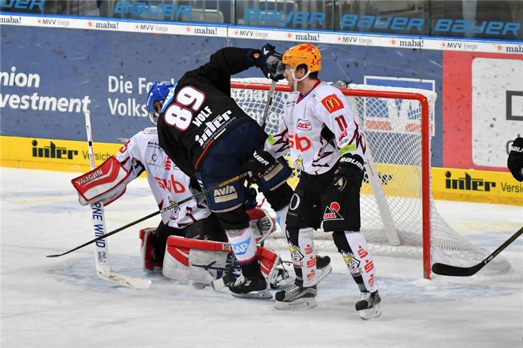 Wackerer Kampf wird nicht belohnt GER, DEL, Adler Mannheim vs Fishtown Pinguins Bremerhaven 13.01.2017, SAParena, Mannheim, GER, DEL Adler Mannheim vs Fishtown Pinguins Bremerhaven, im Bild David Wolf (Adler Mannheim 89) trifft gegen Gerald Kuhn (Fishtown Pinguins Bremerhaven 35) zum 4:2 Foto © nordphoto / Fabisch nordphotox/xFabisch
ger DEL Adler Mannheim vs Fish Town Penguin Bremerhaven 13 01 2017 SAPArena Mannheim ger DEL Adler Mannheim vs Fish Town Penguin Bremerhaven in Picture David Wolf Adler Mannheim 89 fault against Gerald Kuhn Fish Town Penguin Bremerhaven 35 to 4 2 Photo © nordphoto Fabisch nordphotox xFabisch