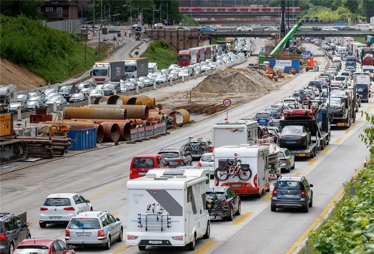 Rückreiseverkehr führt zu kilometerlangen Staus in Niedersachsen Urlaubsverkehr staut sich auf der Autobahn A7 Höhe Hamburg-Bahrenfeld in beiden Fahrtrichtungen an einer Baustelle.
