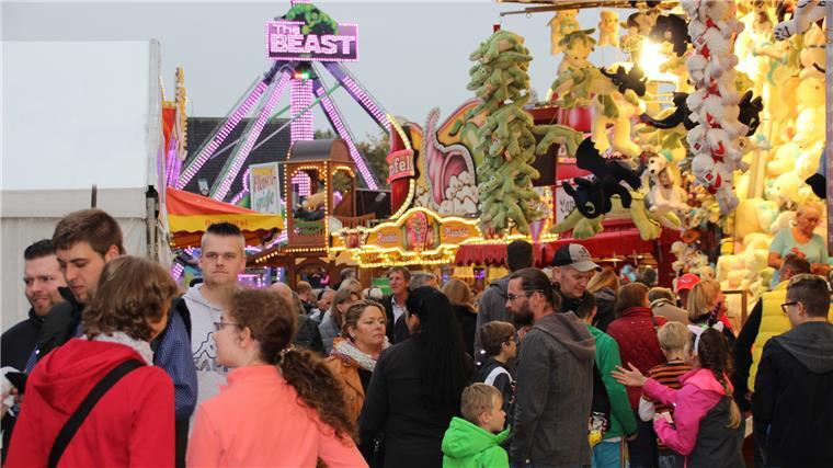 Gerade auch abends lockt die bunte Lichterwelt zum Bummeln über das Marktgelände.