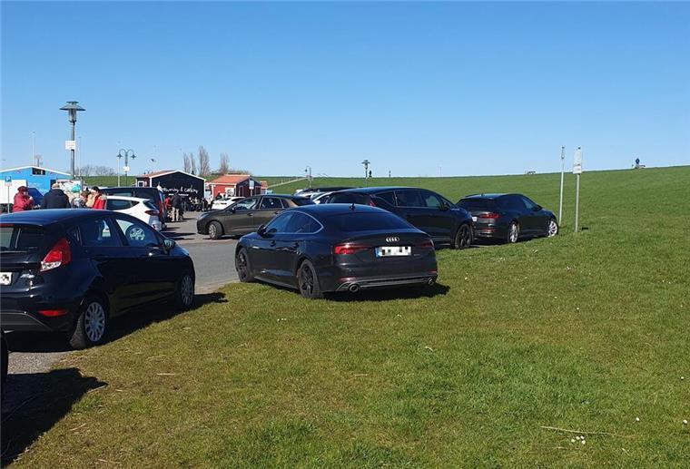Park-Ärger am Strand! So will Wremen jetzt durchgreifen Gerade bei gutem Wetter, hier im April, kommt es immer wieder vor, dass Besucher des Wremer Hafens auch auf dem Deichfuß parken.