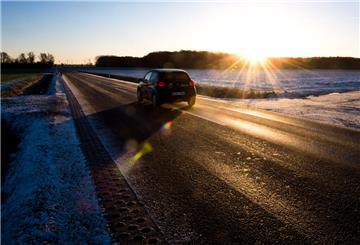 ARCHIV - Gerade bei schwankenden Temperaturen um den Gefrierpunkt kann sich die Straßenoberfläche ständig verändern. (zu dpa: «Sicheres Fahren auf Eis und Schnee») Foto: Julian Stratenschulte/dpa/dpa-tmn - Honorarfrei nur für Bezieher des dpa-Themendienstes +++ dpa-Themendienst +++
