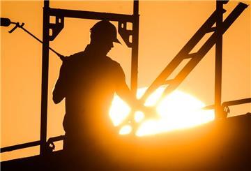 Mann auf Gerüst vor Sonnenuntergang