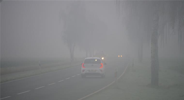 Schlechte Sicht durch Nebel: Das müssen Autofahrer im Verkehr beachten Gerade im Herbst müssen Autofahrer mit Nebel auf den Straßen rechnen.