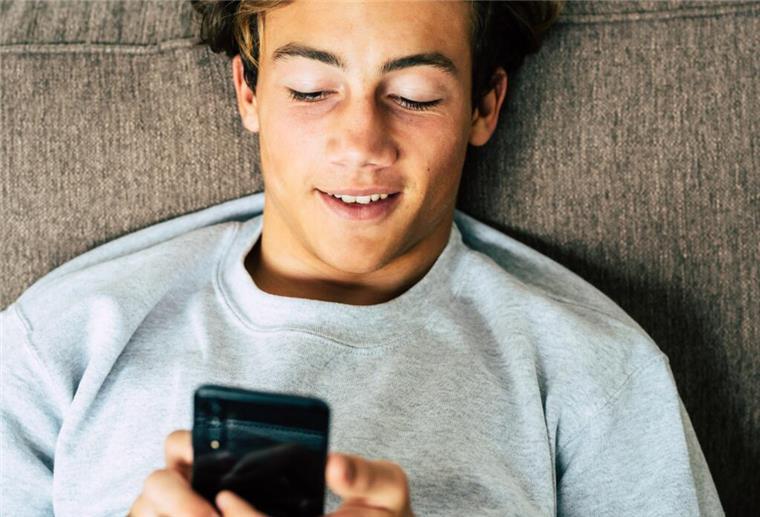 Daddeln ohne Grenzen? Telefonaktion zur Nutzung von Smartphone & Co. bei Jugendlichen soll helfen Gerade junge Menschen verbringen viel Zeit am Handy. Das kann problematisch werden.