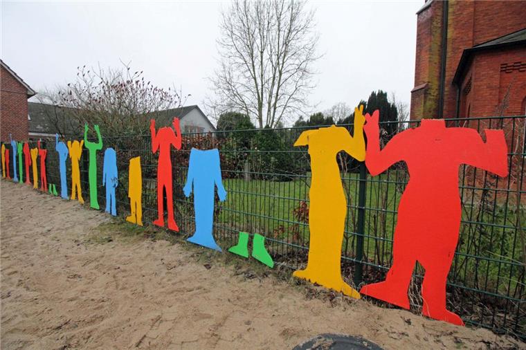Herzlos: Täter zerstören Kinderfiguren in Uthlede Gerade vor drei Monaten sind diese Figuren, die die Viertklässler selbst in einem Kunstprojekt gestaltet haben, am Uthleder Schulhofzaun augfestellt worden. Jetzt fielen sie dem Vandalismus zum Opfer