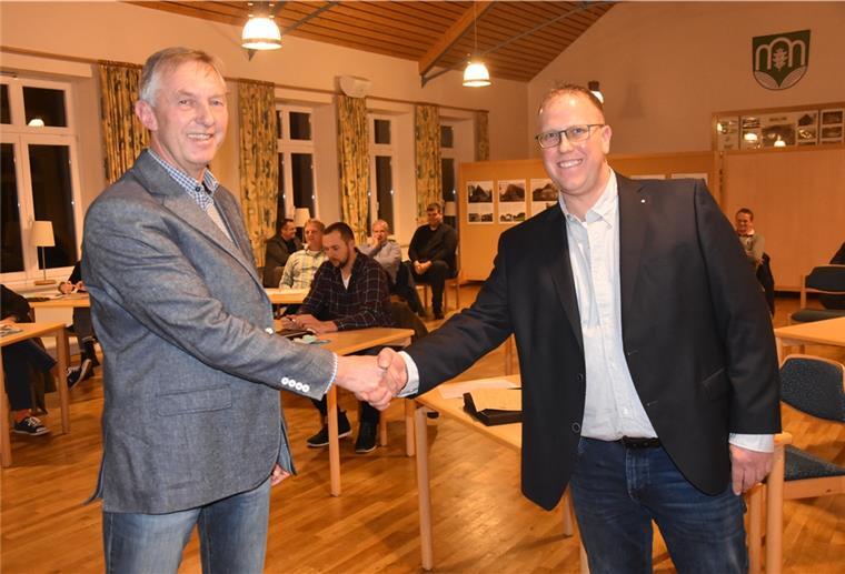 Jörn Gerken ist der neue Bürgermeister von Kalbe Das Foto zeigt, wie Ex-Bürgermeister Bernd Petersen seinem Nachfolger Jörn Gerken gratuliert.