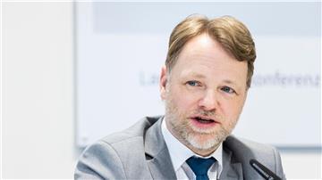 Gerald Heere (Bündnis 90/Die Grünen), Finanzminister von Niedersachsen, spricht auf einer Pressekonferenz.