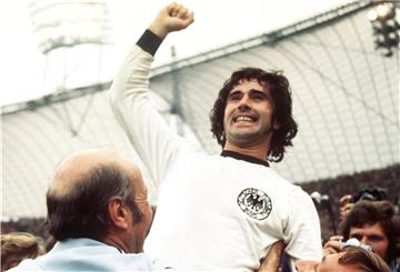Gerd Müller jubelt am 07.07.1974 mit Bundestrainer Helmut Schön (links) über den Sieg im WM-Finale Deutschland gegen Niederlande bei der Fußball-WM in München. Müller hatte das Siegtor geschossen.