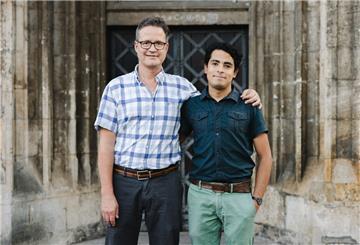 Gerd-Peter Münden (links) und sein Mann Esteban Builes-Münden stehen vor dem Braunschweiger Dom. 