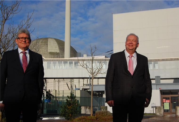 Führungswechsel im Kernkraftwerk Unterweser Gerd Reinstrom (rechts) hat seine gesamte kerntechnische Laufbahn im KKU verlebt und hatte Mitte 2013 die Leitung der Anlage übernommen. Nun übergibt seine Verantwortung an seinen Nachfolger Stephan Krüger.