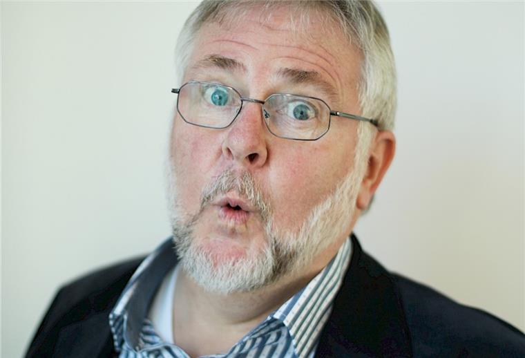 Hier gibt es plattdeutsche Kurzgeschichten zum Schmunzeln Gerd Spiekermann, Erfolgsautor aus Ovelgönne
