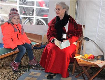 Gerda Marcus von der Dorfgemeinschaft Absen las Kindern weihnachtliche Geschicht...